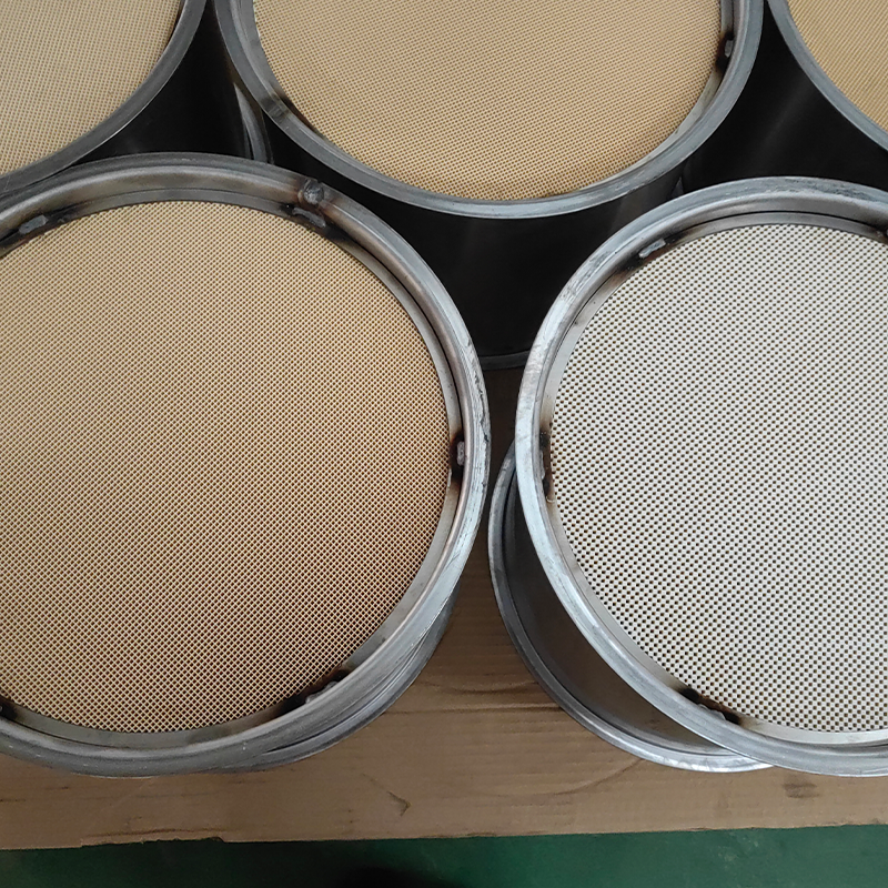 Elemen Katalis Filter Partikulat Diesel (DPF).